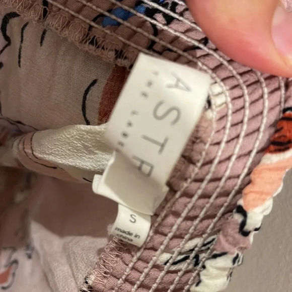 ASTR - Off The Shoulder - Floral Lightweight Blouse - Size Small - Gently Used!! - Picture 5 of 8